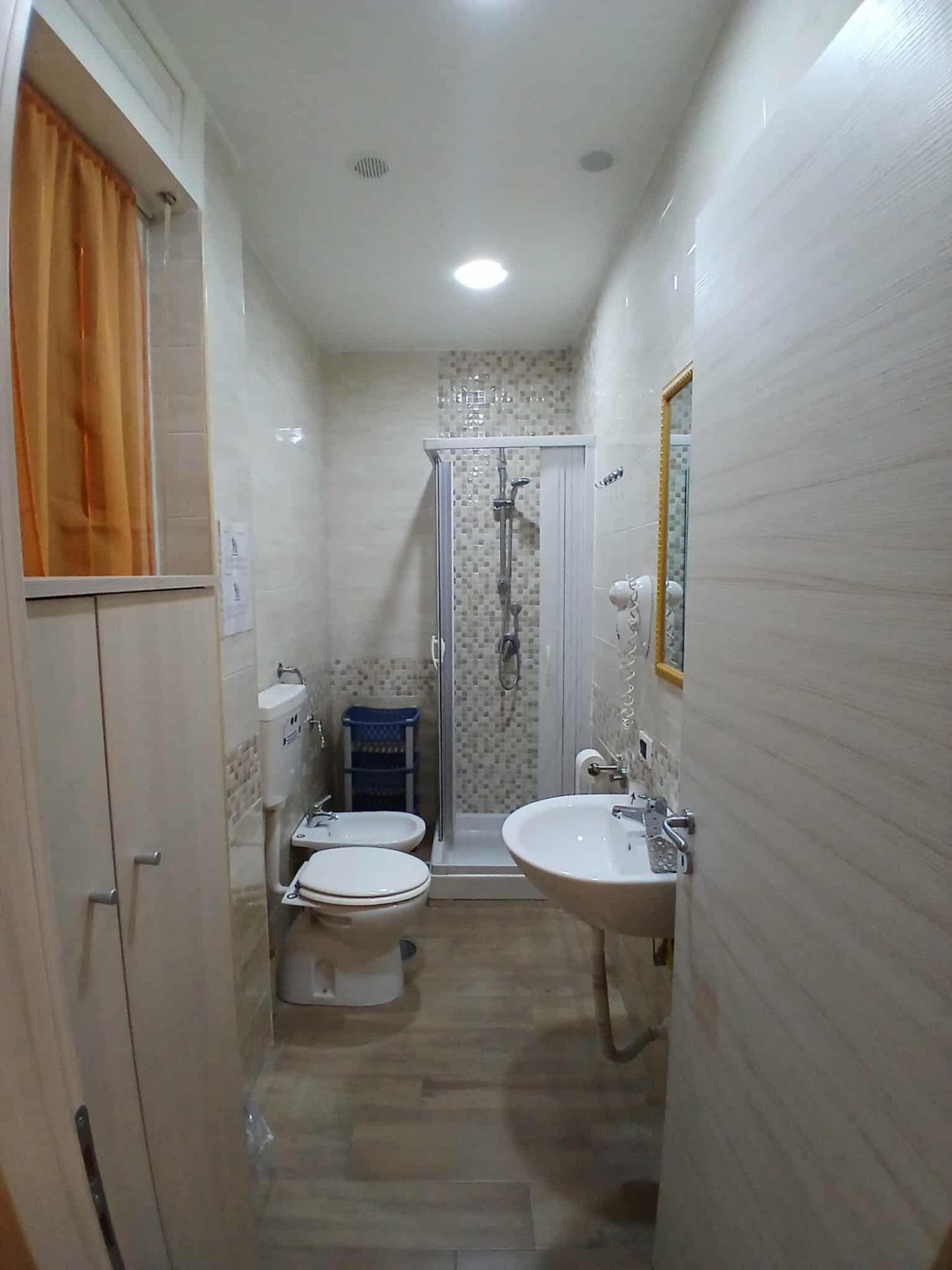 BAGNO ENSUITE IN PICCOLA DOPPIA