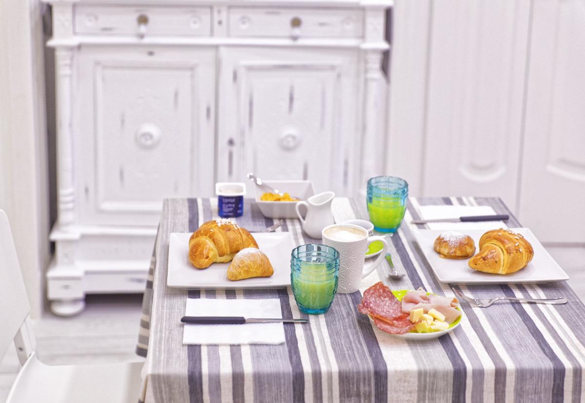 La colazione di B&B REST A NAPOLI