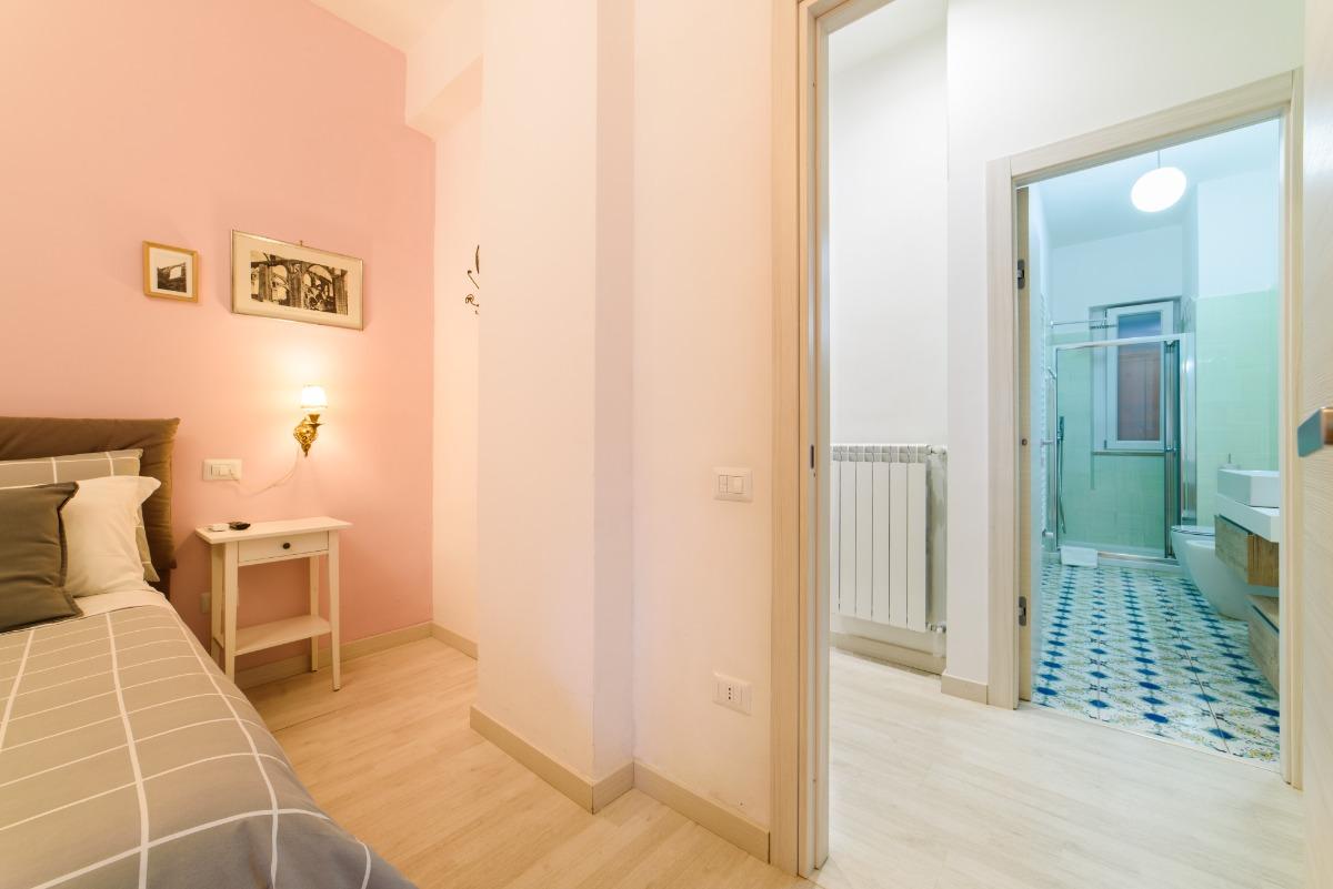 Camara matrimoniale Sichelgaita con bagno esterno ad uso esclusivo