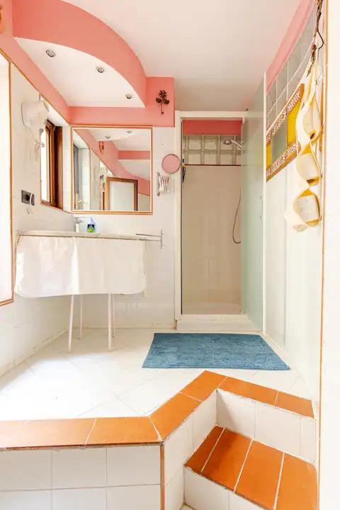 bagno centrale con cotto e doccia