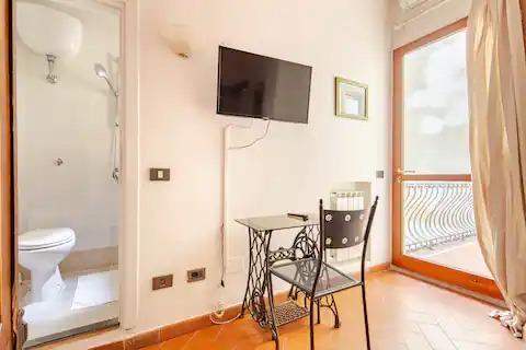 camera con balcone e piccolo bagno interno