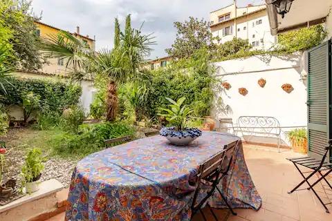 giardino con ampio tavolo per 12 persone