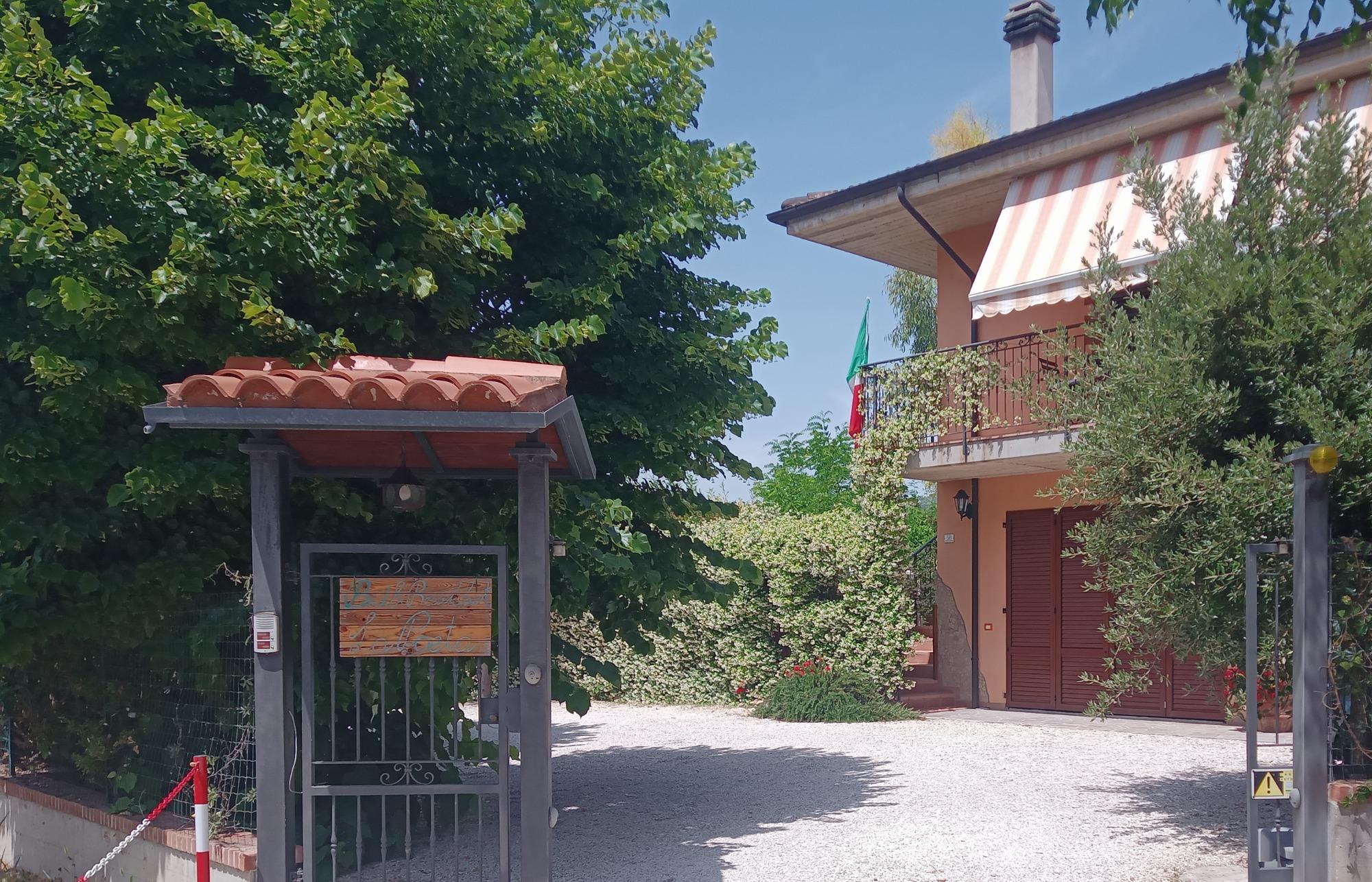 Ingresso e parcheggio interno