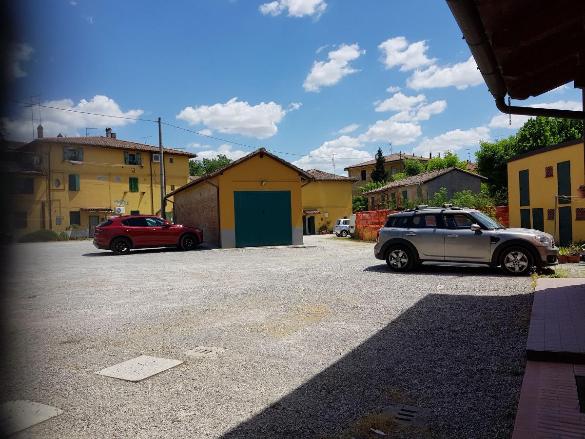 parcheggio libero dietro casa per un auto