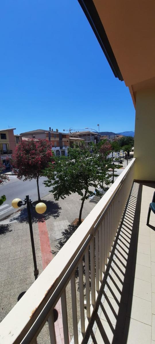 Visuale nella strada principale del paese, dove fare passeggiate serali tra i negozi durante le Notti Bianche