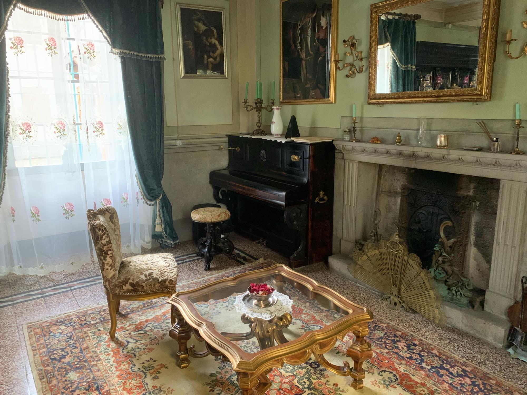 La Sala Rinascimentale con il pianoforte del 1872