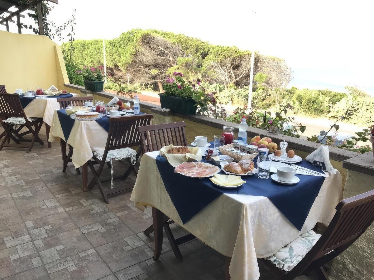 La colazione di TORRE DEL POZZO GUEST HOUSE