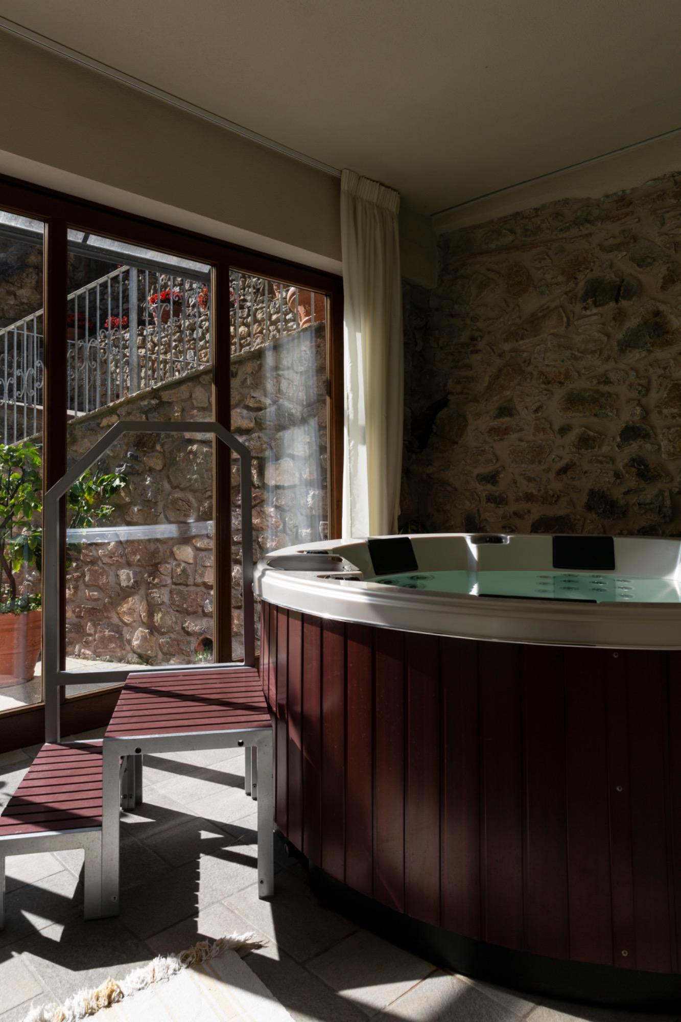 Vasca Idromassaggio all'interno della Spa, ingresso a pagamento, per ulteriori informazioni non esitare a chiedere :)