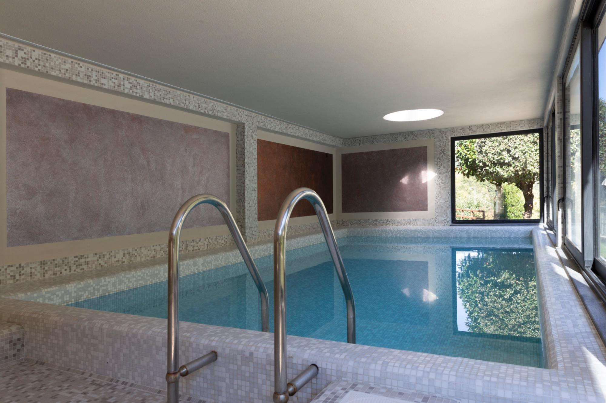 Piscina interna riscaldata, aperta agli ospiti ad uso gratuito dal primo giugno al 15 settembre