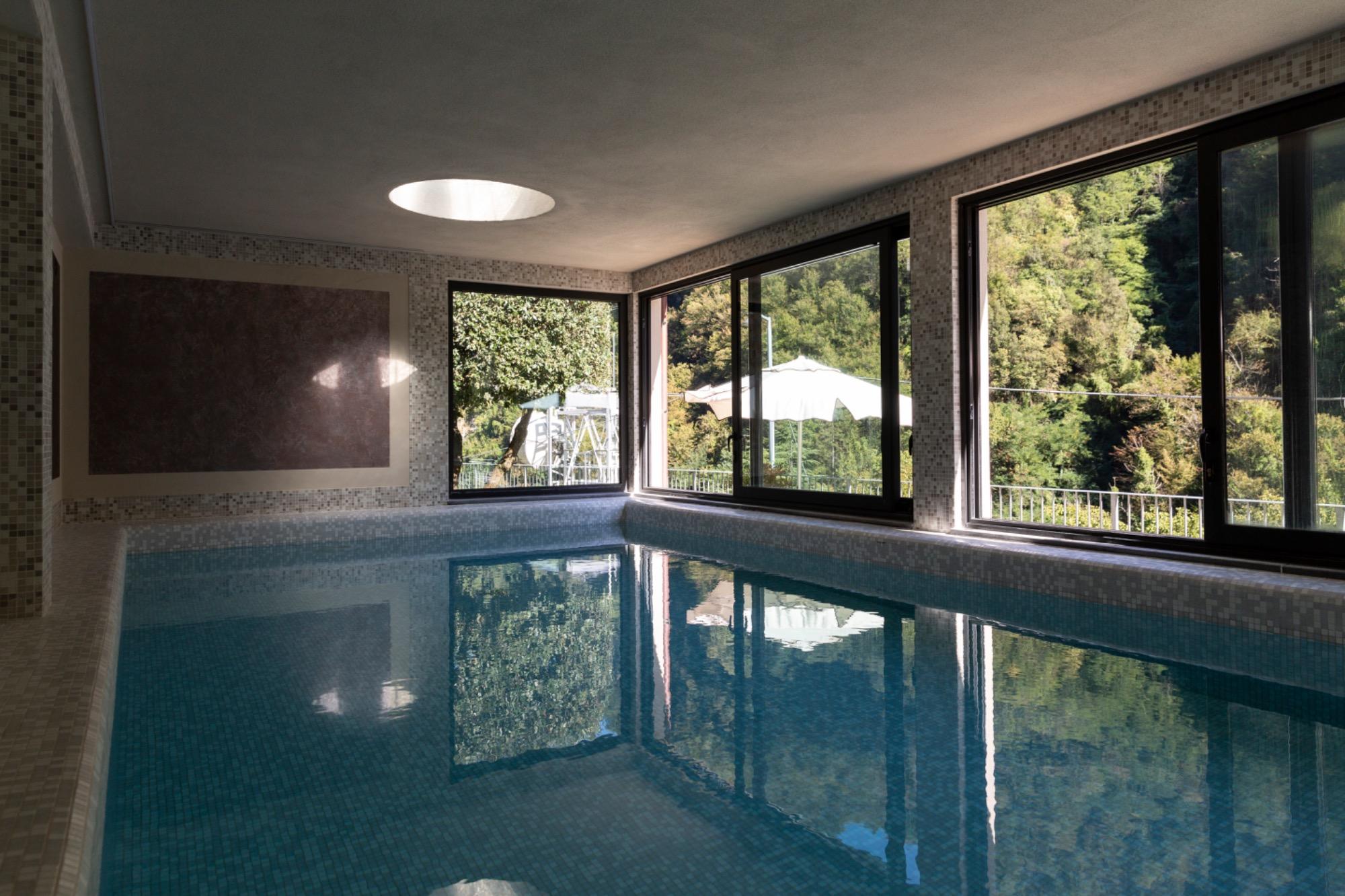 Piscina interna riscaldata, aperta agli ospiti ad uso gratuito dal primo giugno al 15 settembre