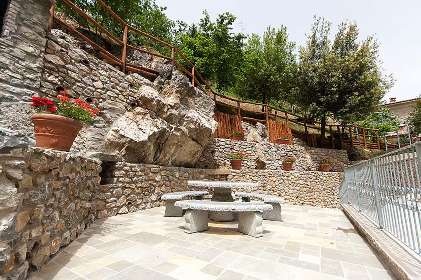 Tavolo in pietra di fronte al "Respiro della Montagna": un soffio di aria fresca che arriva direttamente dalla montagna. Aria condizionata naturale!