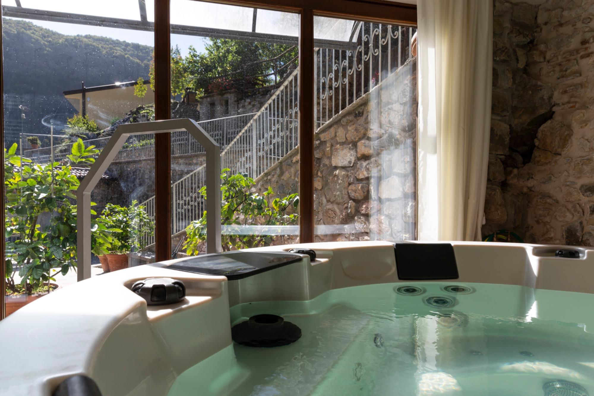 Vasca Idromassaggio all'interno della Spa, ingresso a pagamento, per ulteriori informazioni non esitare a chiedere :)