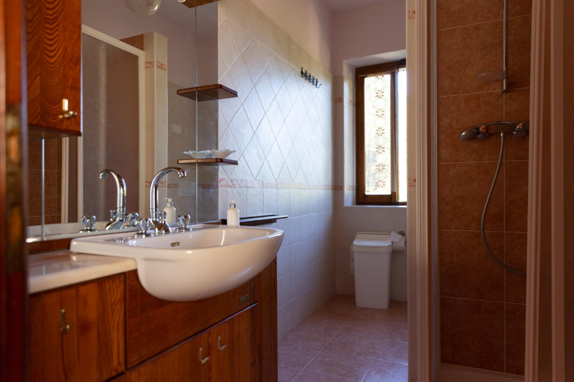 Bagno completo con doccia