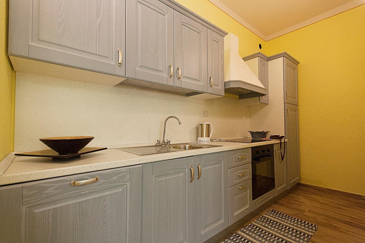 Cucina completa di ogni utensile ed elettrodomestico: forno, fornelli ad induzione, frigorifero, congelatore, bollitore, piatti, posate, pentole