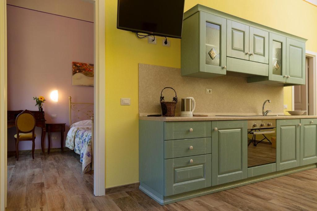 Cucina completa di ogni utensile ed elettrodomestico: forno, fornelli ad induzione, frigorifero, congelatore, bollitore, piatti, posate, pentole