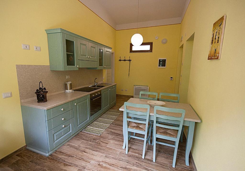 Cucina completa di ogni utensile ed elettrodomestico: forno, fornelli ad induzione, frigorifero, congelatore, bollitore, piatti, posate, pentole