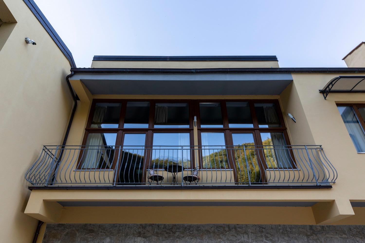 Balcone privato accessibile dalla camera matrimoniale e dal soggiorno, con vista sul verde della montagna