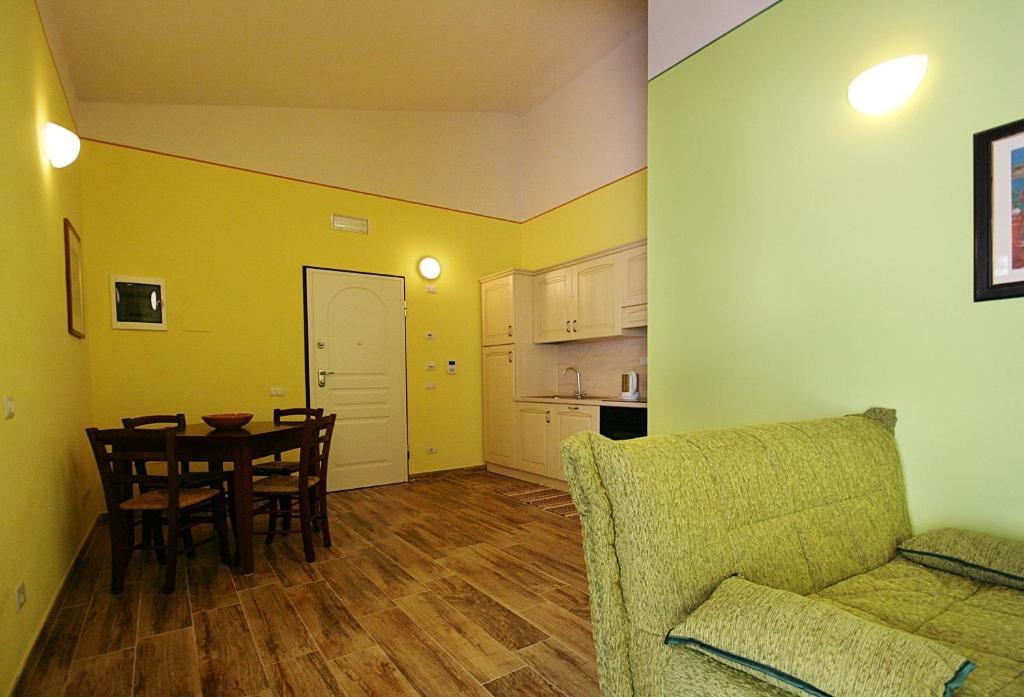 Zona pranzo con tavolo con 4 sedie