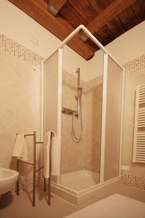 Bagno completo con doccia