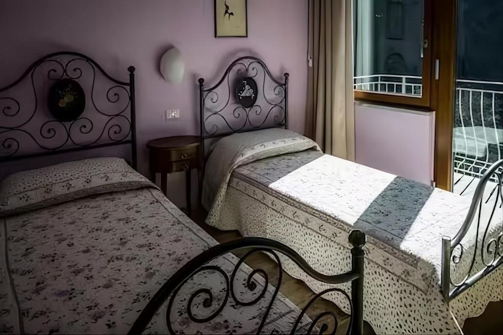 Camera con 2 letti singoli al piano terra con accesso al balcone con affaccio sulle montagne