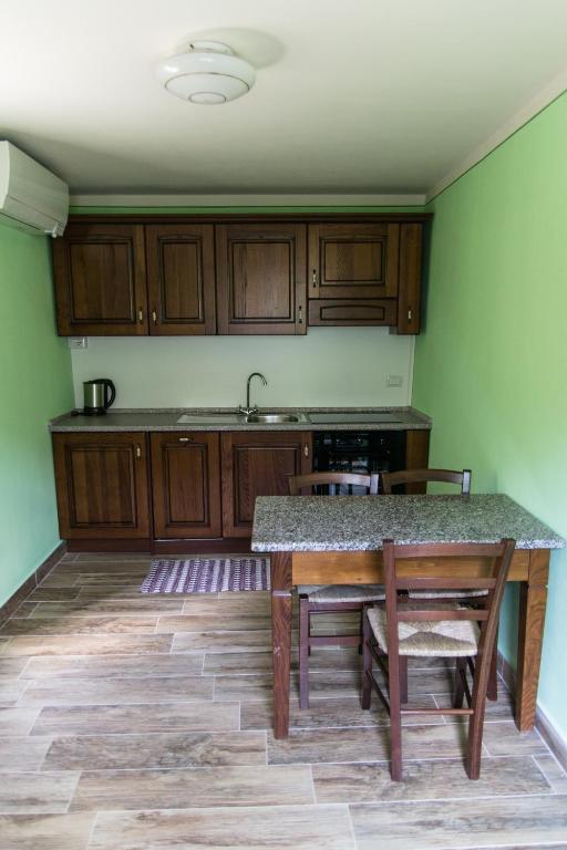 Cucina completa di ogni utensile ed elettrodomestico: forno, fornelli ad induzione, frigorifero, congelatore, bollitore, piatti, posate, pentole