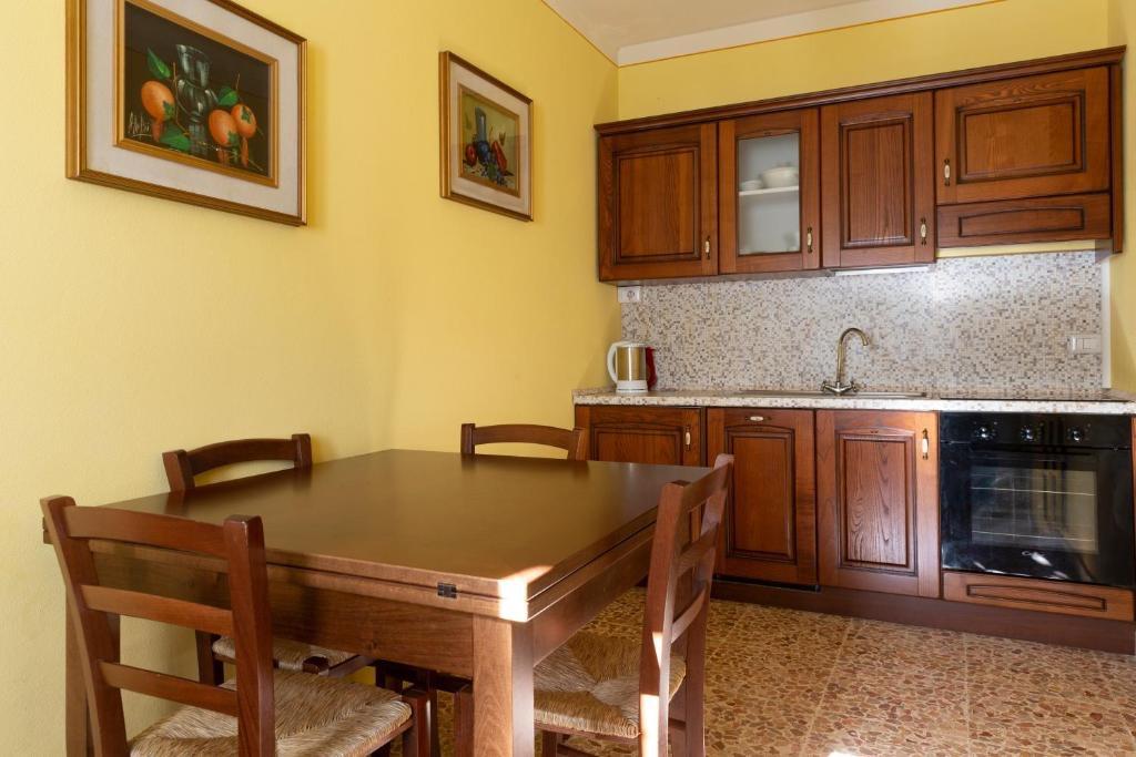 Cucina completa di ogni utensile ed elettrodomestico: forno, fornelli ad induzione, frigorifero, congelatore, bollitore, piatti, posate, pentole