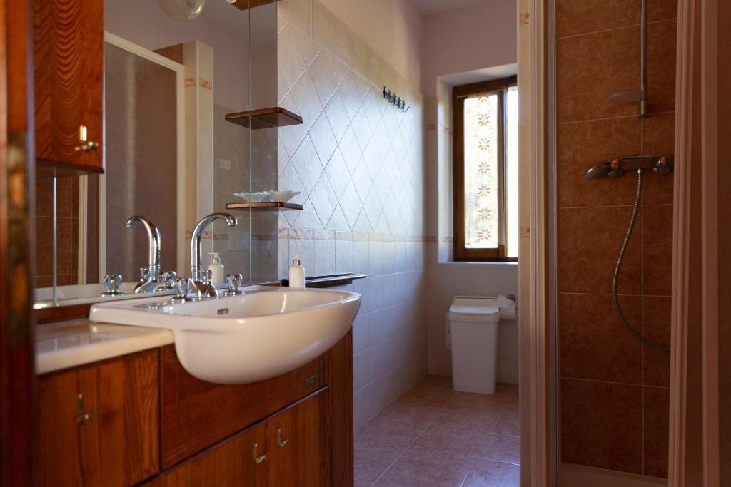 Bagno completo con doccia affiancato alla camera da letto 1