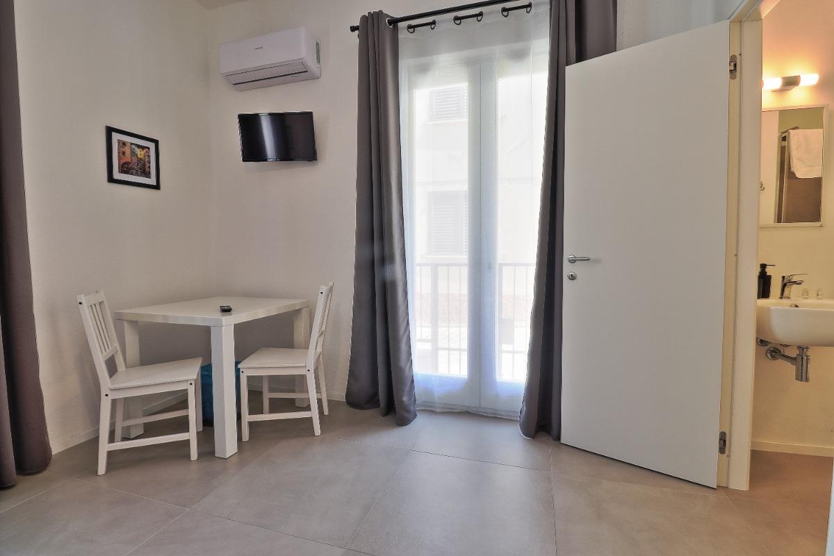 La camera, con bagno privato, è attrezzata con letto matrimoniale, aria condizionata, poggia valige, scrivania, TV, asciugacapelli.