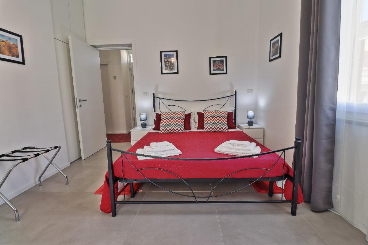 La camera, con bagno privato, è attrezzata con letto matrimoniale, aria condizionata, poggia valige, scrivania, TV, asciugacapelli.