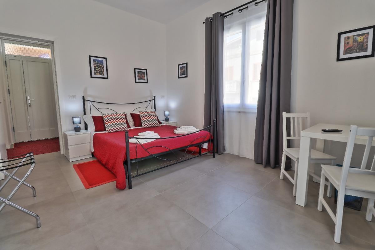 La camera, con bagno privato, è attrezzata con letto matrimoniale, aria condizionata, poggia valige, scrivania, TV, asciugacapelli.