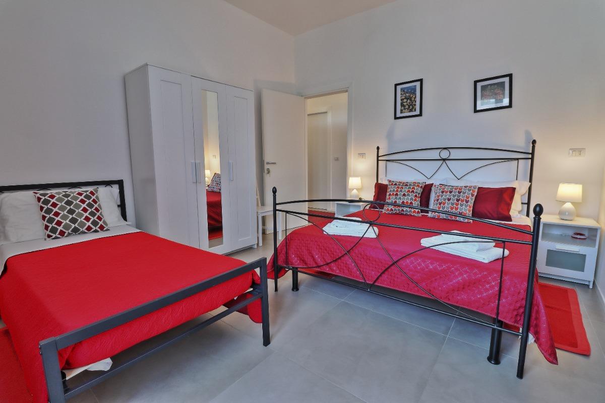 La camera, con bagno privato, è attrezzata con letto matrimoniale, aria condizionata, poggia valige, scrivania, TV, asciugacapelli.