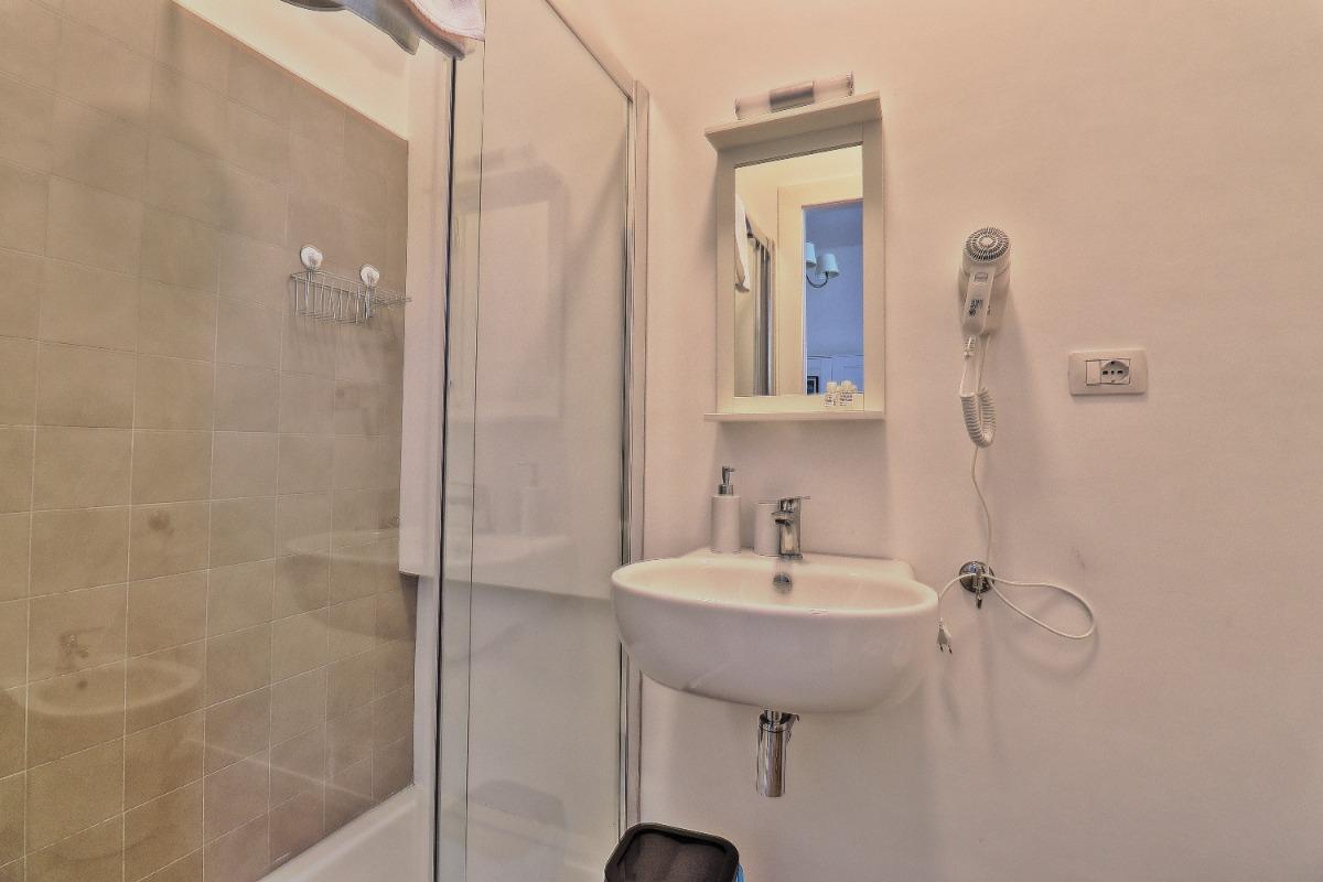 La camera, con bagno privato, è attrezzata con letto matrimoniale, aria condizionata, poggia valige, scrivania, TV, asciugacapelli.