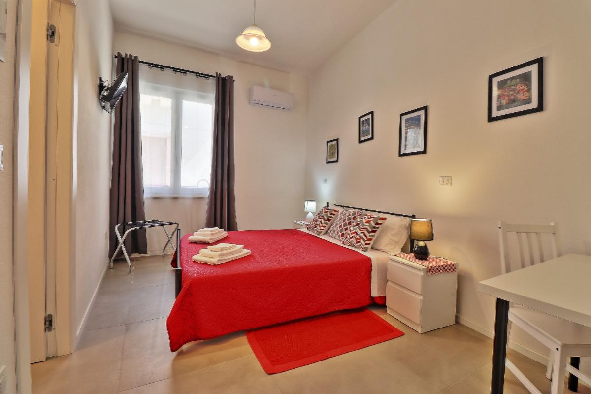 La camera, con bagno privato, è attrezzata con letto matrimoniale, aria condizionata, poggia valige, scrivania, TV, asciugacapelli.