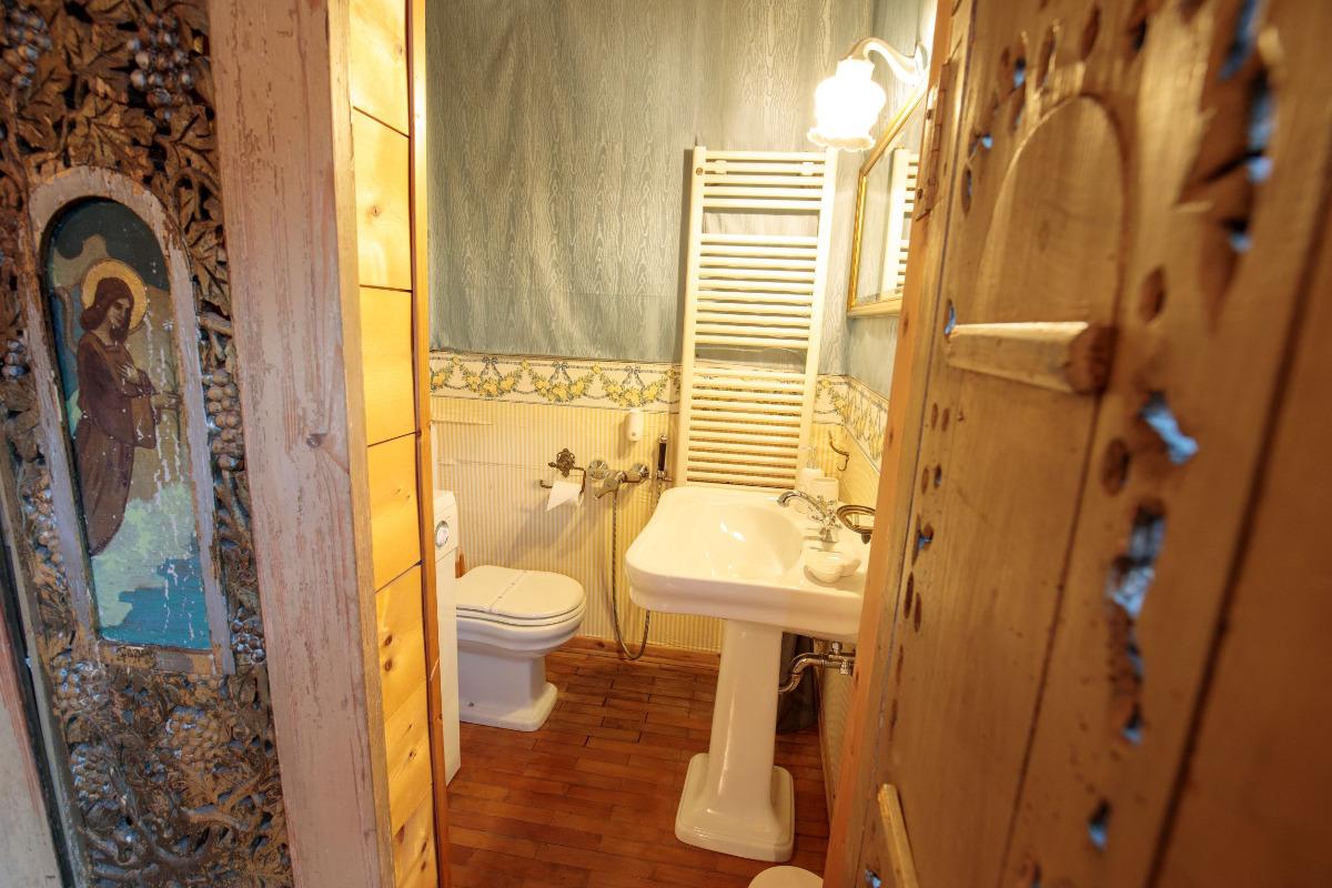 bagno di servizio con lavatrice, piano salone