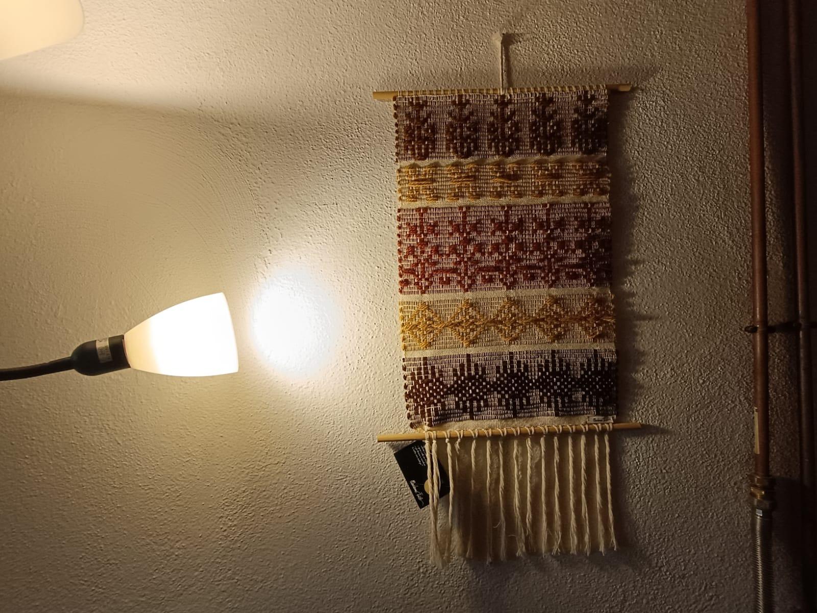 La casa ospita opere di artisti locali: foto, sculture, dipinti, tessuti...