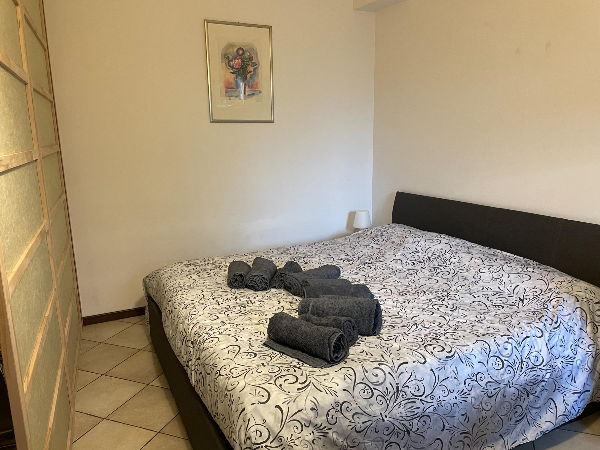 letto matrimoniale con divisorio scorrevole che divide i letti a castello dal letto matrimoniale