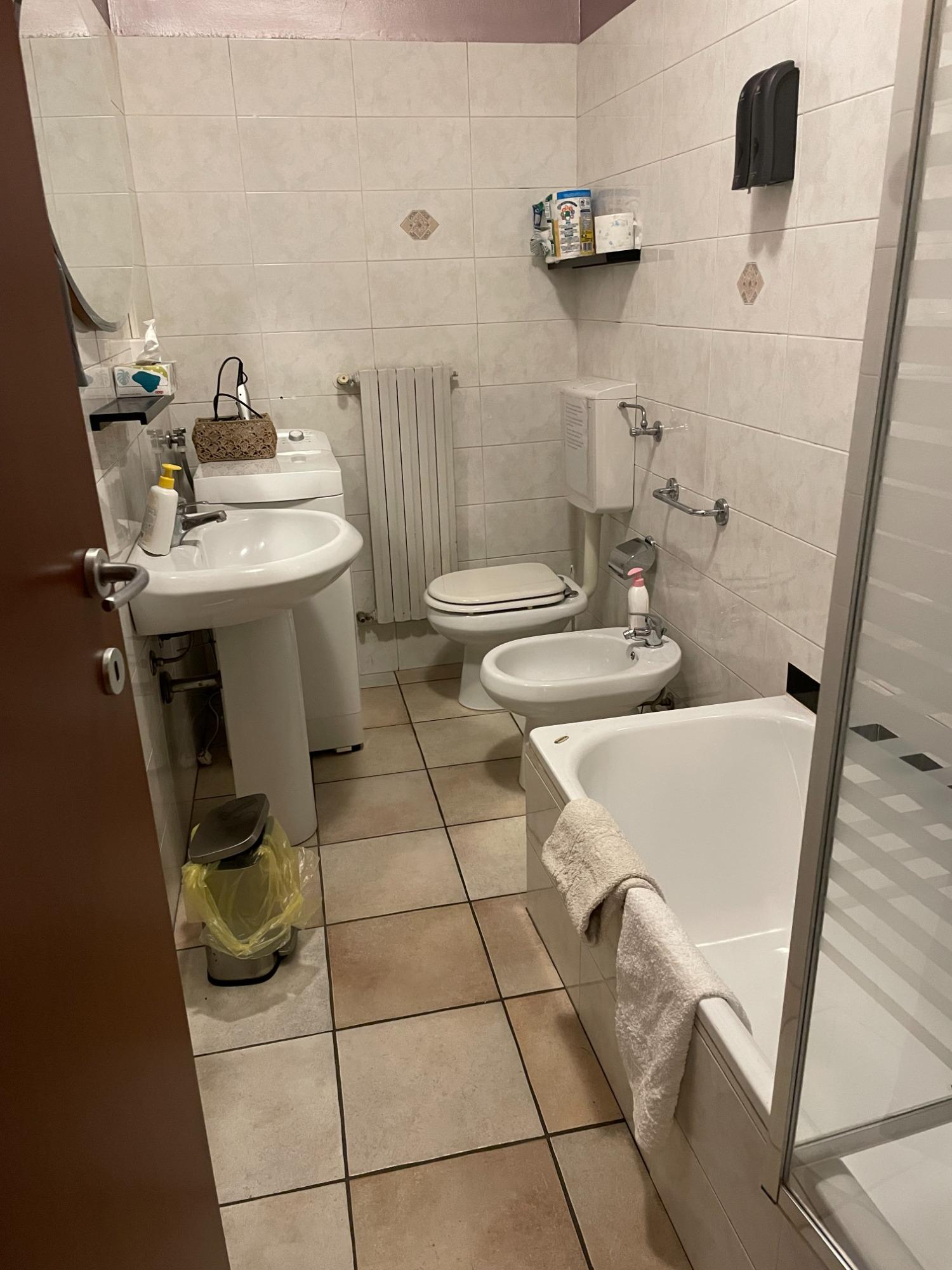 bagno con doccia vasca non finestrato