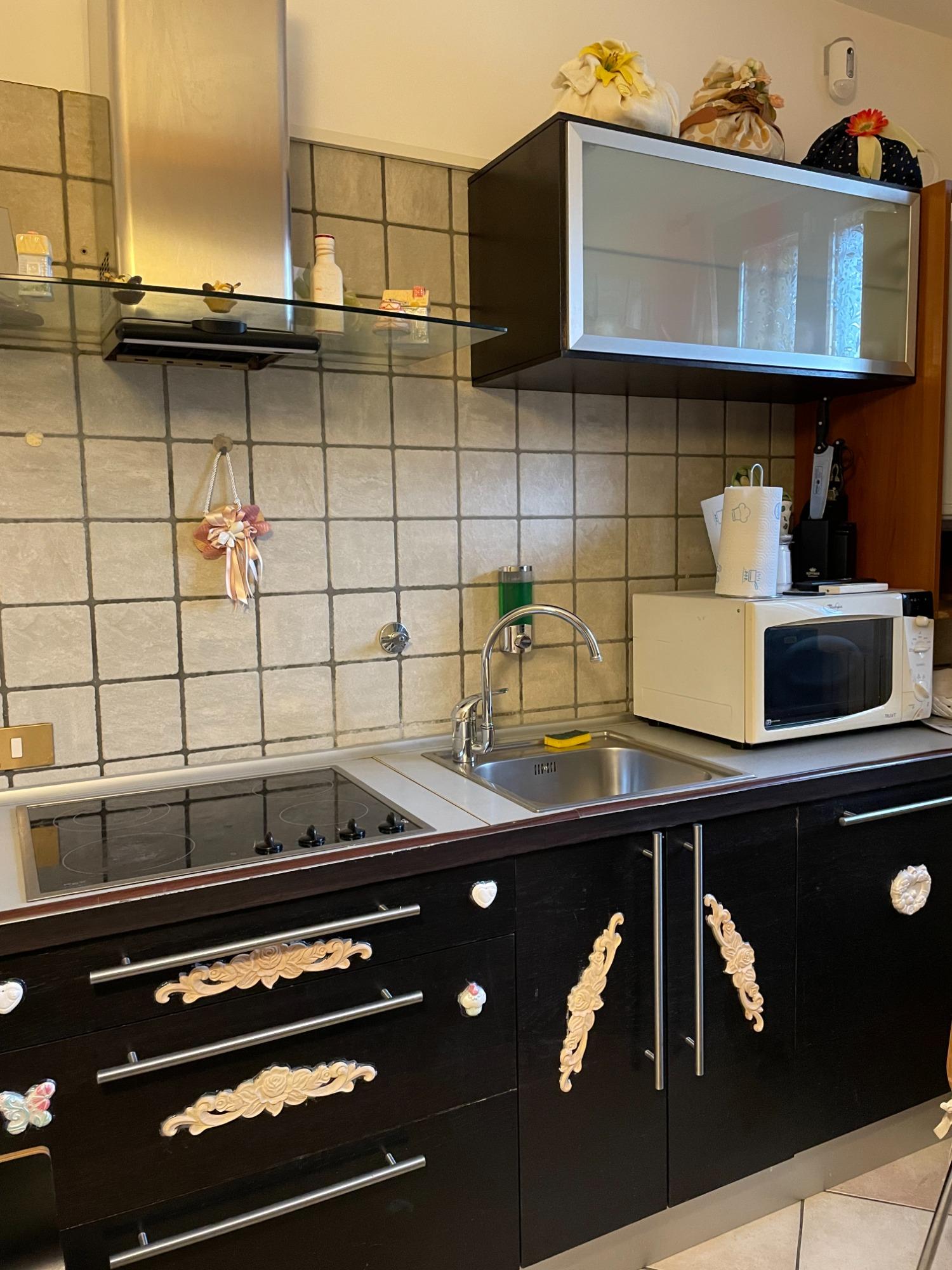 angolo cottura di fianco al letto matrimoniale e di fronte al letto a castello