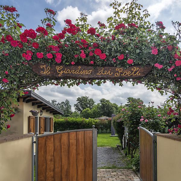  B&B Il Giardino Dei Poeti And Apartments
