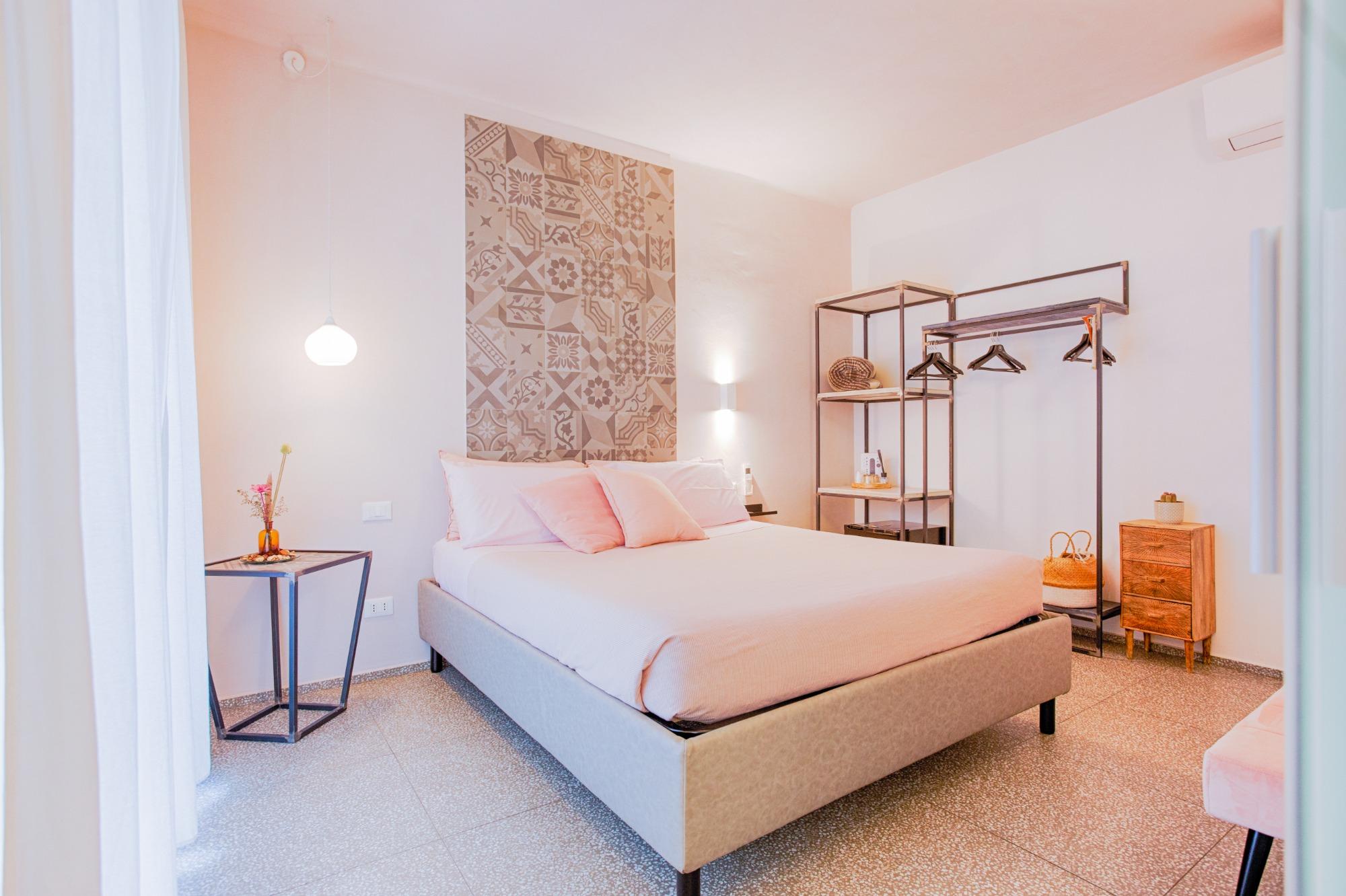 Balcone CCamera da letto matrimoniale Sabbia del B&B Fontanella 32 a Porto Sant'Elpidio con dettagli rosa e arredi moderni.amera Sabbia