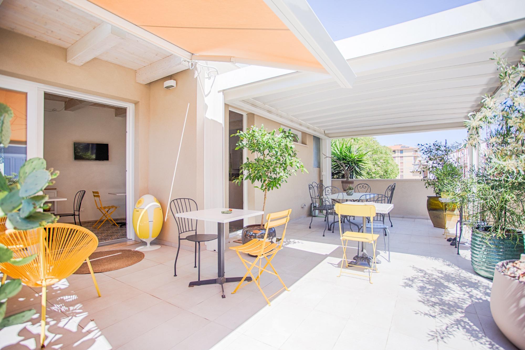 Ampia terrazza esterna coperta del B&B Fontanella 32 a Porto Sant'Elpidio attrezzata per la colazione all'aperto.