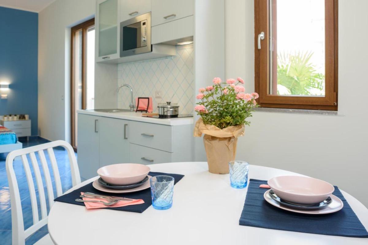 cucina attrezzata, tavolo