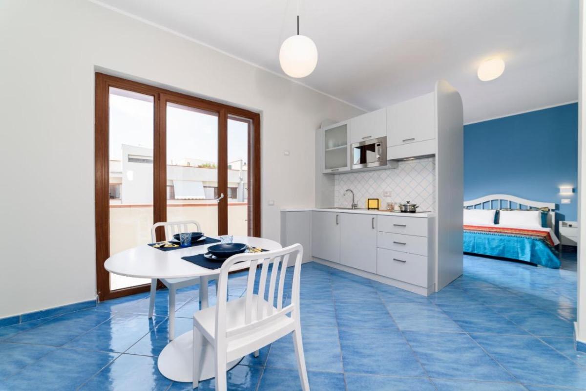 cucina attrezzata, tavolo