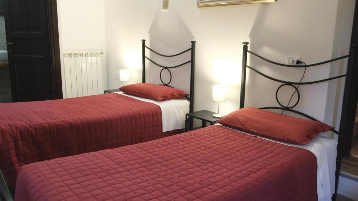 Camera n.2 - 2 letti singoli con possibilità di aggiungerne un terzo