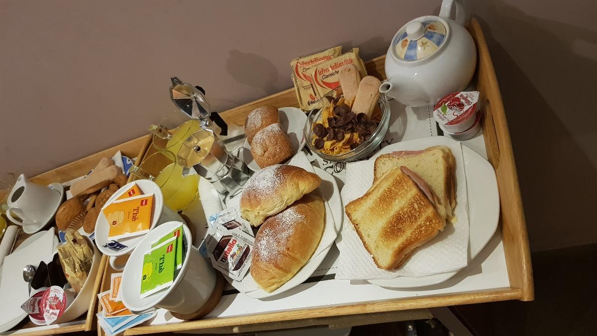 La colazione di B&B NAPOLI CENTRALE HOTEL ROOM&JACUZZI