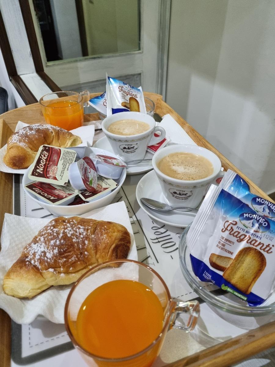 La colazione di B&B NAPOLI CENTRALE HOTEL ROOM&JACUZZI