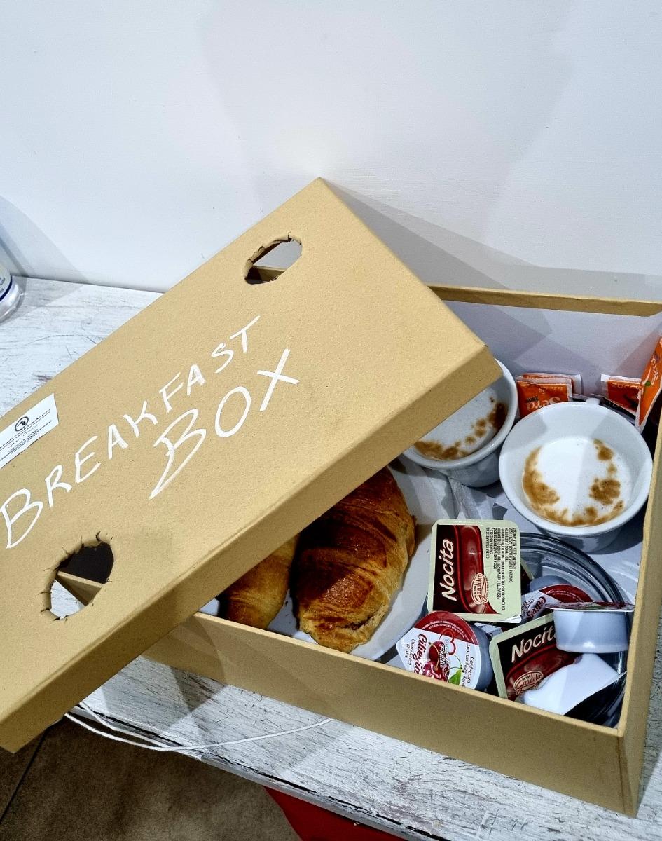 La colazione di B&B NAPOLI CENTRALE HOTEL ROOM&JACUZZI