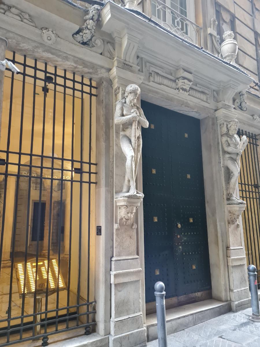 Ingresso la via San Luca