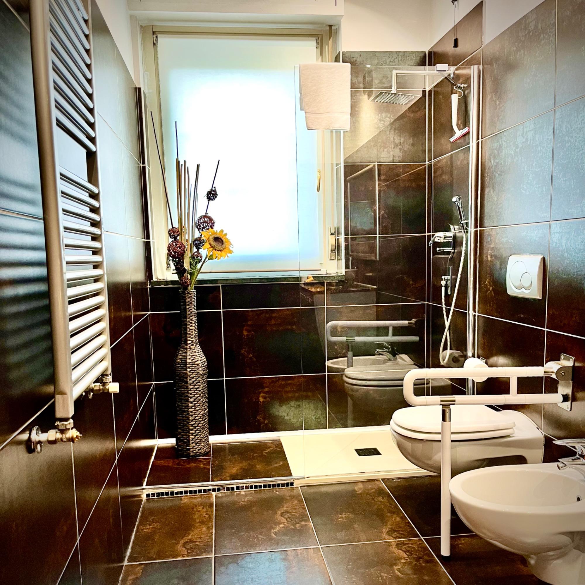 Appartamento con giardino Bagno con doccia a pavimento