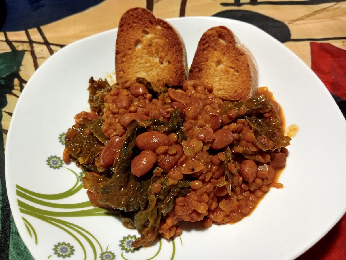 Legume and black cabbage soup